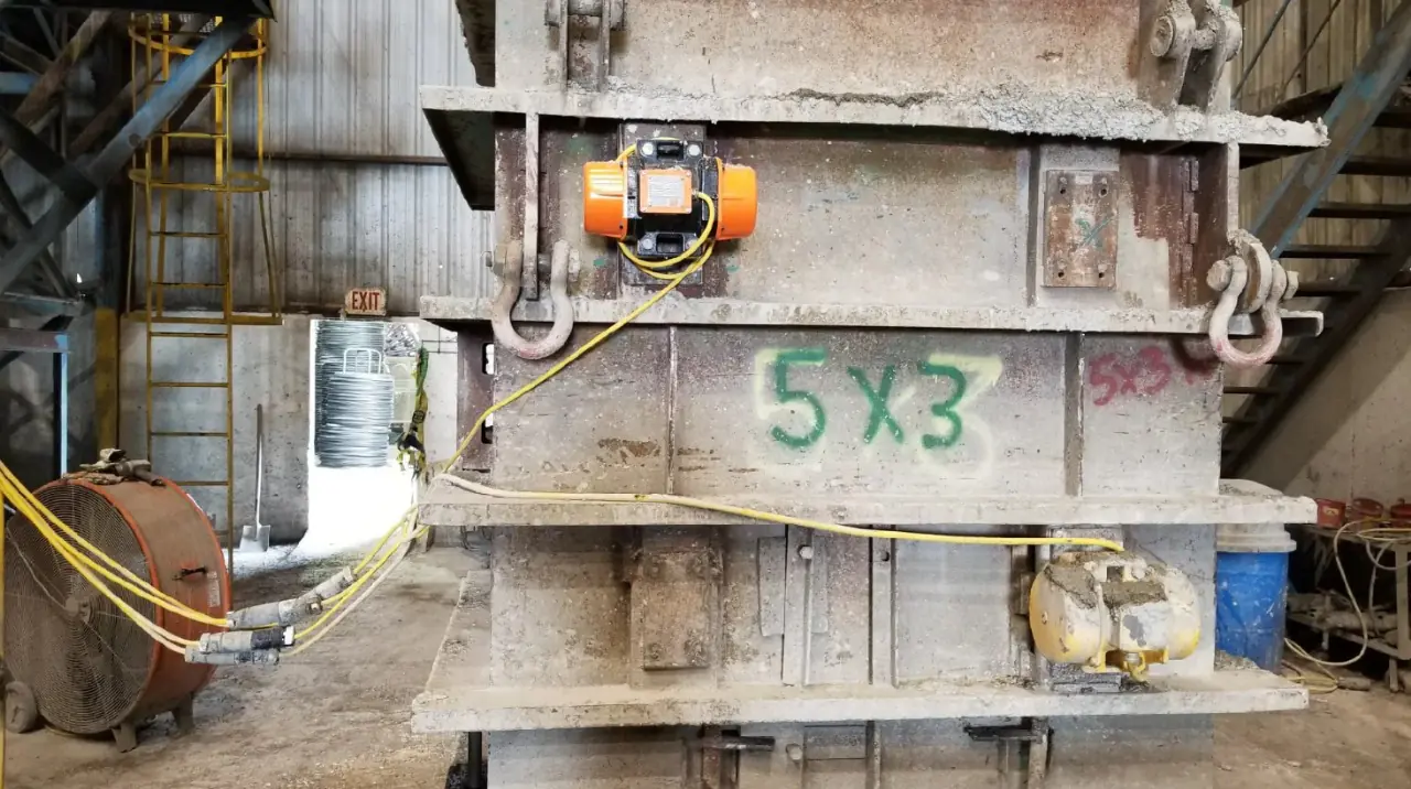 External form vibrator attached to concrete formwork for precast column production